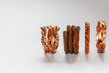 Vücuttaki eklem iltihabı için el yapımı bakır halkalar.