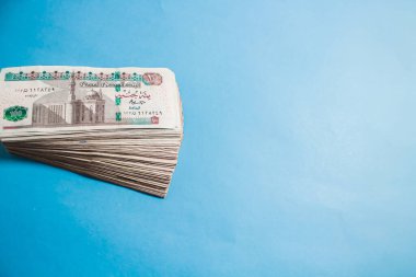 Mısırlıların Mavi Arkaplandaki 100 Pound Notları