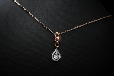 Parlak elmaslarla süslenmiş klasik beyaz altın bir tenis bileziği, koyu bir arka planda. Lüks moda koleksiyonları, gelinlik aksesuarları ve lüks mücevher promosyonları için ideal..