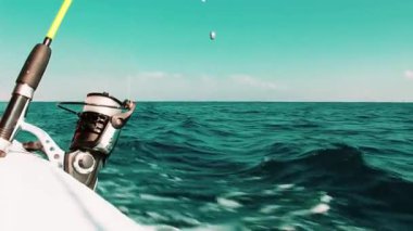 Geniş açık sularda bir tekneye kurulmuş balıkçı oltasını yakalayan eğitici bir video, açık deniz balıkçılık macerasının heyecanını yansıtıyor. Açık deniz eğlencesi, okyanus keşfi ve kıyı sularının manzaralı güzelliği ile ilgili konular için ideal..