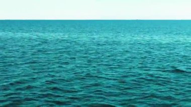 Sakin ve uçsuz bucaksız deniz manzarası, berrak bir ufuk ile açık suların dingin güzelliğini yakalıyor. Bu video rahatlama, doğa ve okyanusun barışçıl enginliği temaları için mükemmel..