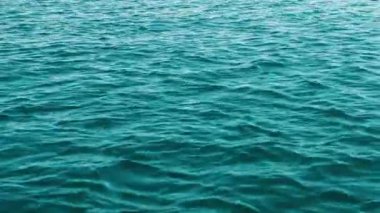 Sakin okyanus yüzeyinin detaylı bir yakın görüntüsü, yumuşak dalgaları ve suyun doğal dokusunu gösteriyor. Denizin basitliğindeki güzelliği vurgular, sükunet, doğa ve meditasyonla ilgili konular için mükemmeldir..