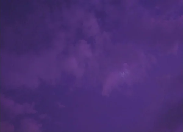 Purple Night Sky Scattered Clouds — Stock Photo, Image