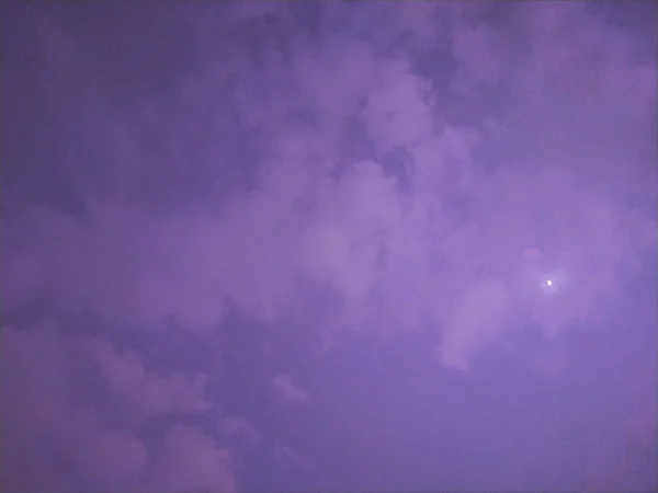 Фіолетове Нічне Небо Маленькою Зіркою Пухнастими Хмарами — стокове фото