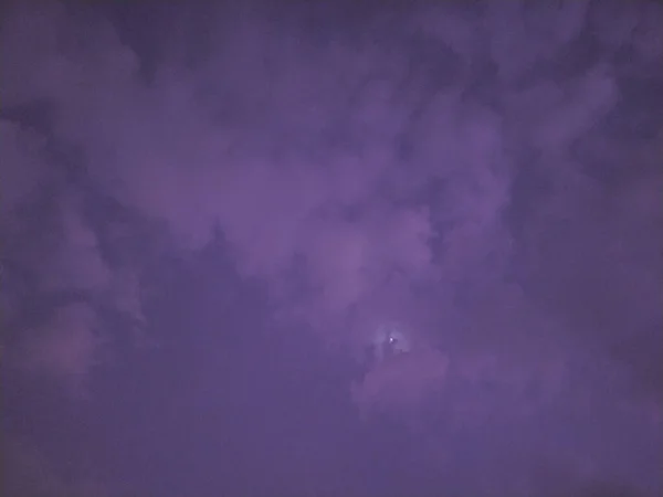 Violette Nachtelijke Hemel Met Pluizige Wolken — Stockfoto