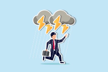 İş problemleri, engeller ve başarı riskleri, sigorta ya da felaket ve felaket iş günü konsepti, depresif iş adamı bulutlu gök gürültüsü ve yağmurlu yüzüyle yürüyor