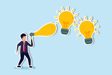 Yeni iş fikirleri yaratmak için yaratıcılık ya da iş sorunları için çözüm üretmek, iş kavramı üzerine düşünmek için girişimcilik, yenilikçi parlak ampul fikirlerine sabun balonu üfleyen akıllı iş adamı.