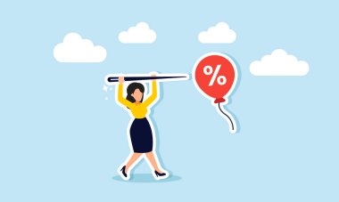 İndirim için avlanmak, fiyat indirimi ya da özel promosyon için yarışmak elinde iğne tutan bir iş kadını konsepti, indirimli balon ya da özel fiyat teklifleri için patlamaya ya da avlanmaya hazır.