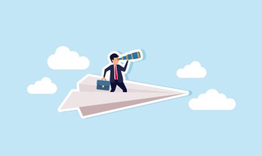 Elinde teleskopla gökyüzünde uçan bir kağıt uçağın üzerinde duran bir işadamı, iş yönünü ve ilerlemeyi gözlemleme, rakiplerin hareketlerini ve piyasa eğilimlerini gözleme konsepti,
