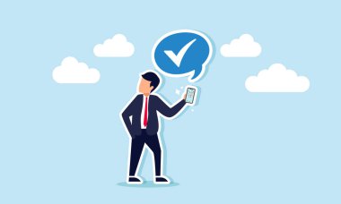 İş ortaklarına iş iletişimini basitleştirmek amacıyla iş ortaklarına mesaj gönderen, kontrol işareti içeren bir diyalog balonuyla telefon tutan bir işadamı