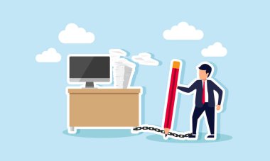 Ayakları zincirlenmiş bir iş adamı elinde kalem, elinde kağıt işleriyle dolu bir masanın yanında duruyor. Tamamlanması gereken iş yükümlülüklerine bağlı bir işadamının resmi.