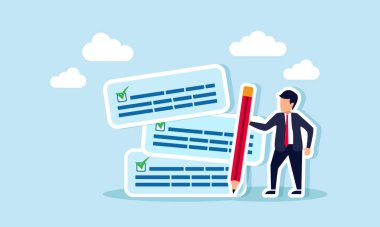 Bir grup metin diyaloğunun önünde duran bir işadamı kontrol işaretleri, bir kalem, bir yapılacaklar listesi üzerinde planlanan birkaç görevi tamamlama illüstrasyonu