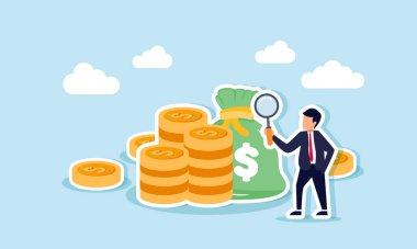 Büyüteçle bir yığın para ve para çantasını analiz eden bir işadamı, iyileştirme için şirket karını analiz etmek veya araştırmak için bir örnek.