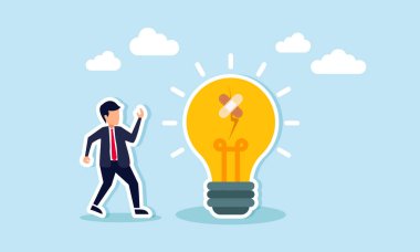 Bir iş adamı kırık bir ampulü bantla yamaladı. Ticari yenilikler olarak ortaya çıkan fikirleri inceliyor ve değerlendiriyor.