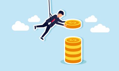 Dolar sikkeleri taşıyan bir iple asılan bir işadamı, onları bir yığın madeni paraya eklemeyi hedefliyor, zenginlik ve yatırım varlıklarının artışını gösteriyor..