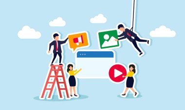 Şirketin iş ürünlerinin tanıtımında takım çalışmasını gösteren dijital pazarlama stratejileri hakkında bilgi sağlamak için işbirliği yapan bir grup işadamı.