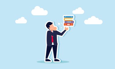 Bir işadamı proje sahibine iş projesi raporlarının sunumunu gösteren bir yığın kitap gösteriyor..