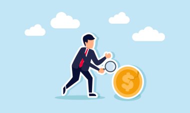Bir işadamı kırık bir doları incelerken bir büyüteç taşır ve doların değerinin düşüşünün nedenlerini araştırır ve analiz eder.  