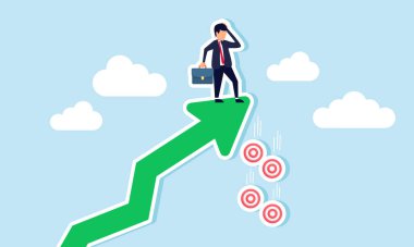 Bir okun ucundaki bir işadamı, iş hedeflerine ulaşmada ihmalkârlık göstergesi olarak düşen çok sayıda hedef tahtası buldu.