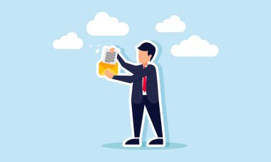 Bir iş adamı bir zarftan iş yeri ile ilgili yazışmaları ve bildirileri gösteren bir mektup alır.