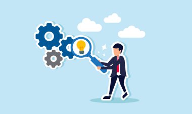 Bir işadamı, ampulle etiketlenmiş bir büyüteçle makine dişlilerini inceliyor, yenilikler ve fikirler hala geçerli mi diye gözlem ve değerlendirme yapıyor.