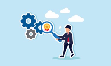 Bir işadamı, bir lider olarak iş performansının izlenmesini ve değerlendirilmesini gösteren ödül madalyasıyla etiketlenmiş bir büyüteçle makine dişlilerini inceliyor..