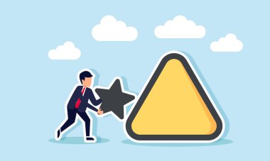 Üçgen uyarı işaretine yaklaşan bir yıldız işareti taşıyan bir işadamı, dikkatin bir göstergesi ve kalitenin düşme riski altındaki işletme reytinglerine dikkat ediyor.  