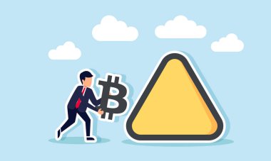 Üçgen uyarı işaretine yaklaşan bir bitcoin işareti taşıyan bir işadamı, Bitcoin 'in azalan değeri hakkında uyarı ve farkındalık göstergesi  