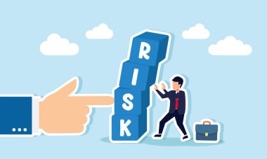 Bir işadamı, düşmek üzere olan ve potansiyel iş risklerinin farkında olduğunu gösteren RISK etiketli kutuları iten bir ele karşı tetiktedir.