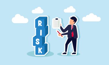 Bir işadamı kontrol listesi olan bir kalem ve pano taşıyor, RISK etiketli bir yığın kutu kaydediyor, riskleri en aza indirmek için iş hesaplamalarının belgelerini gösteriyor