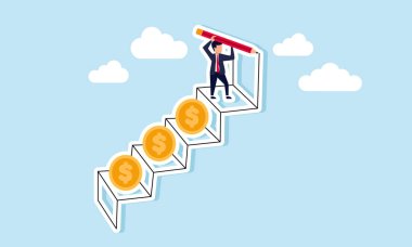 Bir işadamı kurşun kalemle bir merdiven çiziyor, merdiven üzerinde dolar sikkeleri var, şirket varlıklarını biriktirmek için adım adım yaklaşımını gösteriyor.
