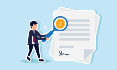 Bir işadamı, bir dolarlık madeni parayla etiketlenmiş bir büyüteçle iş sözleşmesindeki gelir bölümünün incelenmesini gösteren bir sözleşme sözleşmesini inceliyor.