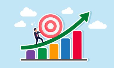Bir işadamı hedef tahtasını yükselen iş performansını ve artan iş hedeflerini gösteren bir grafiği yukarı itiyor  