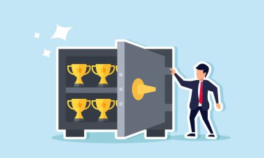 Kupalarla dolu bir kasanın yanında duran bir iş adamı, en iyi iş unvanının korunmasının bir göstergesi.  