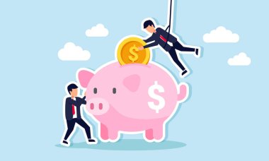 Bir işadamı domuz kumbarası tutarken, diğeri de içine dolar sikkeleri yerleştiriyor. İş yatırımlarında takım çalışmasının bir göstergesi.  