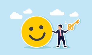 Bir işadamı, elinde bir anahtar olan gülümseyen bir simgenin yanında duruyor. İyi bir iş anlaşması için çözümün bir örneği.