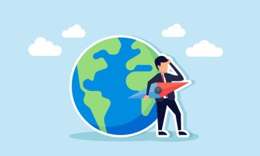 Elinde pusula iğnesi tutan bir işadamı, küresel iş eğilimleri ve gelişim stratejilerinin belirlenmesinde kafa karışıklığının bir göstergesi olarak bir kürenin yanında duruyor.