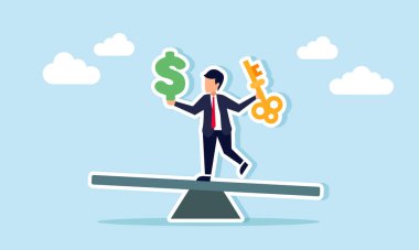 Bir elinde bir dolar işareti diğer elinde de anahtar tutan tahterevalli bir işadamı, çözümler ve maliyetler arasında eşit karşılaştırma yapıyor.
