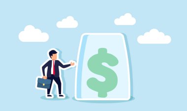 Bir işadamı, içinde dolar işareti olan cam bir kavanozun yanında duruyor. Şirketin finansal varlıklarını güvence altına almanın bir resmi.
