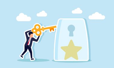 Anahtar tutan bir işadamı, bir yıldızın bulunduğu bir camdaki anahtar deliğine yerleştirmeyi planlıyor. İş performansı kalitesini güvence altına almak için çözümlerin çizimi.