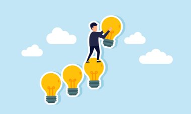 Bir iş adamı, merdivenler gibi bir dizi lamba düzenler, iş fikirlerini ve yenilikleri rafine etmede adım adım ilerlemenin resimlerini çizer