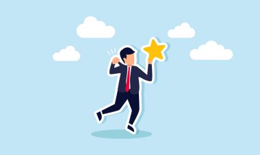 Bir iş adamı, elinde bir yıldız tutarken bilinçsizce gömleğini çıkartır, iş kalitesini artırmak için bencilliği dizginlemenin farkındalığının bir göstergesidir.