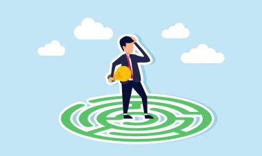 Bir iş adamı elinde lamba tutan bir labirentte duruyor, ticari fikirleri ve iş problemlerini çözmek için yenilikleri bulmada kafa karışıklığını gösteriyor.