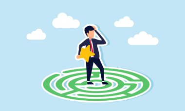 Bir iş adamı elinde yıldız tutan bir labirentte duruyor, iş reytinglerini ve kalitesini yükseltmek için stratejiler tasarlarken kafa karışıklığının bir göstergesi.