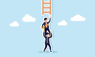 Bir iş adamı, partnerinin sırtına basarak merdiveni tırmanırken, performansını artırmak için çözümler elde etmek için iş ortağı desteğinin bir örneğini alır.