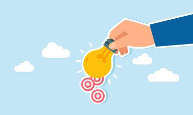 Hedef tahtası yayan parlayan bir lamba, fikirlerin çizimi ve iş hedeflerine ulaşmada yenilik