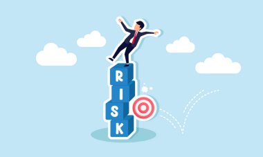 Bir işadamı, yüksek riskli hedefleri gösteren hedef tahtası tarafından vurulan RISK etiketli kutulardan neredeyse düşüyordu.