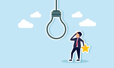 Bir iş adamı, yukarıda asılı duran bir ampulle, yaratıcılık, fikirler ve iş kalitesini artırmak için yenilik karmaşasının bir örneğini düşünerek bir yıldız tutar.