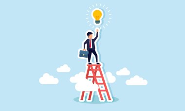İşadamı bir lambaya ulaşmak için merdivenleri tırmanır, iş fikirleri için ilham alma çabalarının bir göstergesidir.