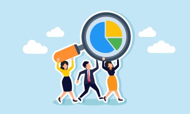 Girişimciler lensinde pasta grafiği olan bir büyüteç taşımak için birlikte çalışırlar, iş performansının analizinde takım çalışmasının bir göstergesi olarak.